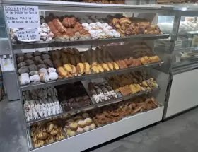 La exhibición de las facturas de la panadería que cobra más caras las de dulce de leche.