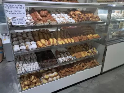 La exhibición de las facturas de la panadería que cobra más caras las de dulce de leche.