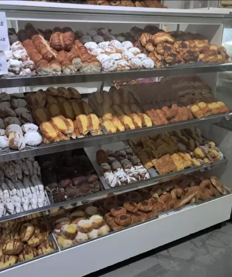La exhibición de las facturas de la panadería que cobra más caras las de dulce de leche.