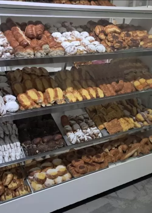 La exhibición de las facturas de la panadería que cobra más caras las de dulce de leche.