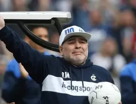 El Diego emocionado en la cancha de Gimnasia