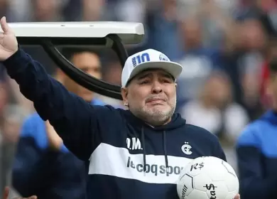 El Diego emocionado en la cancha de Gimnasia
