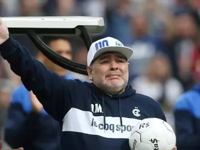 El Diego emocionado en la cancha de Gimnasia