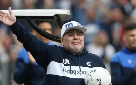 El Diego emocionado en la cancha de Gimnasia