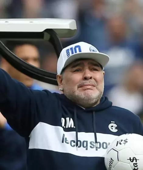 El Diego emocionado en la cancha de Gimnasia