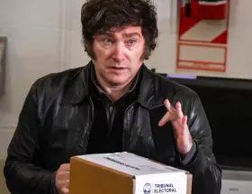 Javier Milei votó en las elecciones de medio término en la Ciudad y acusó a Macri de "llorón"
