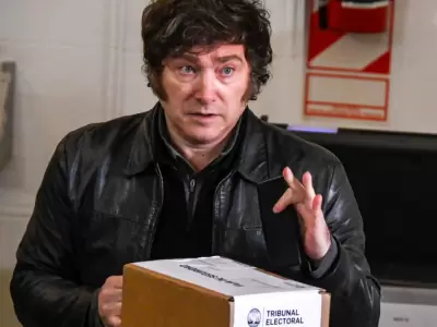 Javier Milei votó en las elecciones de medio término en la Ciudad y acusó a Macri de "llorón"