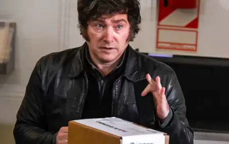 Javier Milei votó en las elecciones de medio término en la Ciudad y acusó a Macri de "llorón"