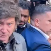"Ese micrófono me pegó": el insólito reclamo de Milei contra un periodista después de emitir su voto
