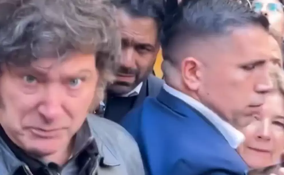 "Ese micrófono me pegó": el insólito reclamo de Milei contra un periodista después de emitir su voto