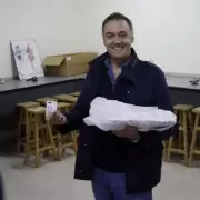 Adorni llevó facturas y fingió demencia por la operación contra el PRO: "Está lleno en todos lados de fake news"