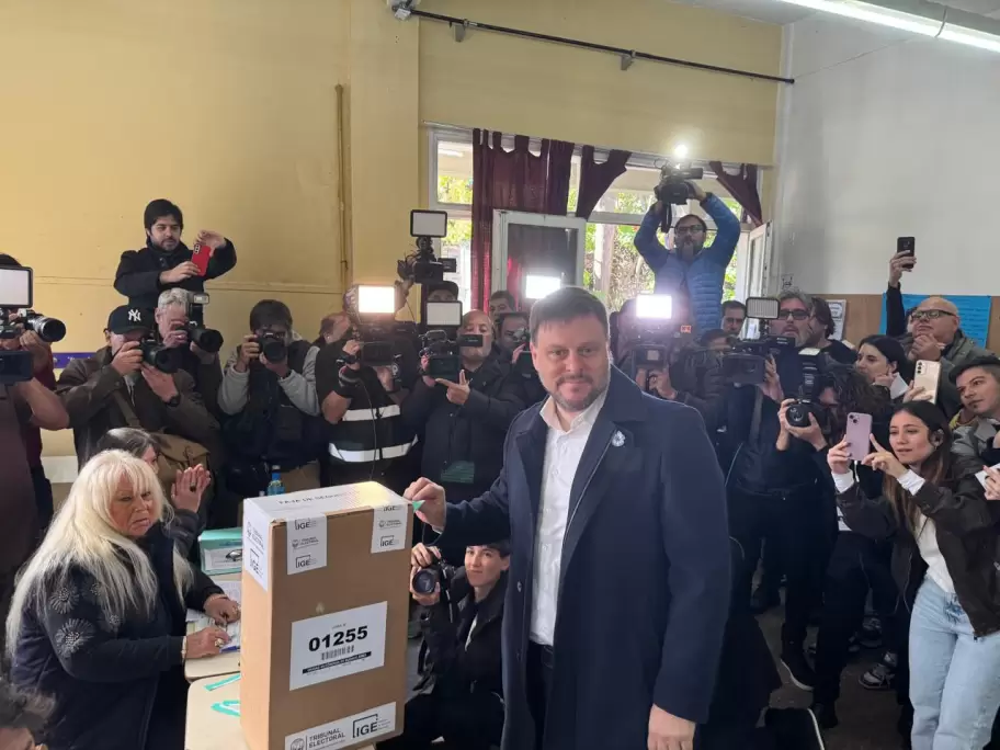 Leandro Santoro votando