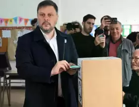 Leandro Santoro votando