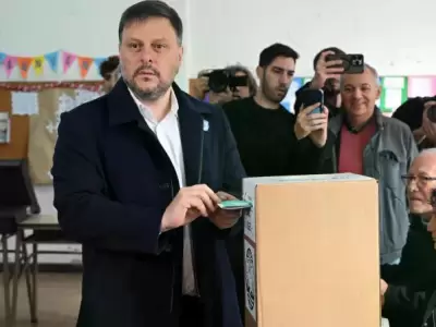 Leandro Santoro votando