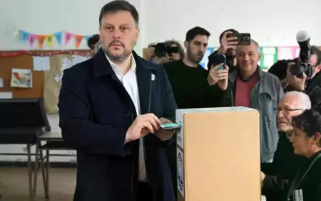 Leandro Santoro votando