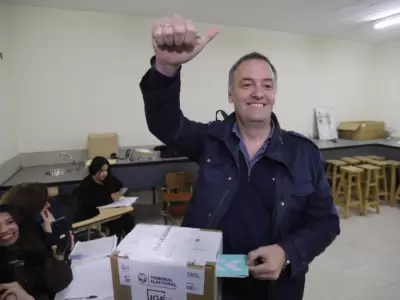 Manuel Adorni votó y luego cometió el "error" de declarar que se había votado a sí mismo.