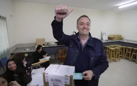 Manuel Adorni votó y luego cometió el "error" de declarar que se había votado a sí mismo.