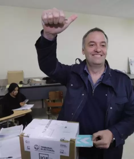 Manuel Adorni votó y luego cometió el "error" de declarar que se había votado a sí mismo.