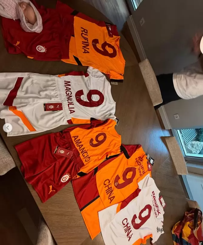Las camisetas especiales que el club turco les regaló a "La China" y sus tres hijos