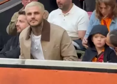 Mauro Icardi junto a "La China" Suárez y Amancio en el estadio del Galatasaray