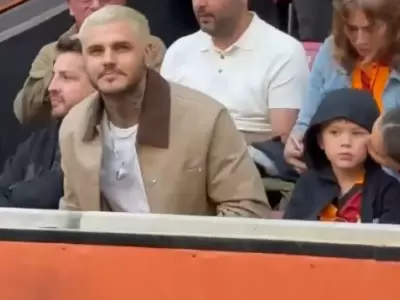 Mauro Icardi junto a "La China" Suárez y Amancio en el estadio del Galatasaray