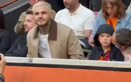 Mauro Icardi junto a "La China" Suárez y Amancio en el estadio del Galatasaray