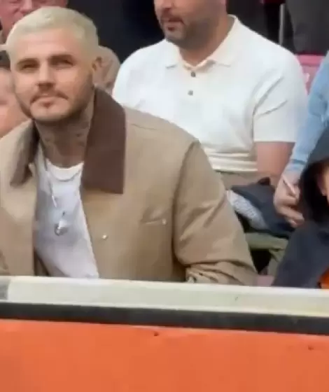 Mauro Icardi junto a "La China" Suárez y Amancio en el estadio del Galatasaray