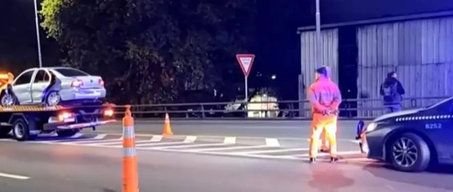 Persecución y choque en la autopista 9 de Julio sur: cinco detenidos y una mujer en grave estado