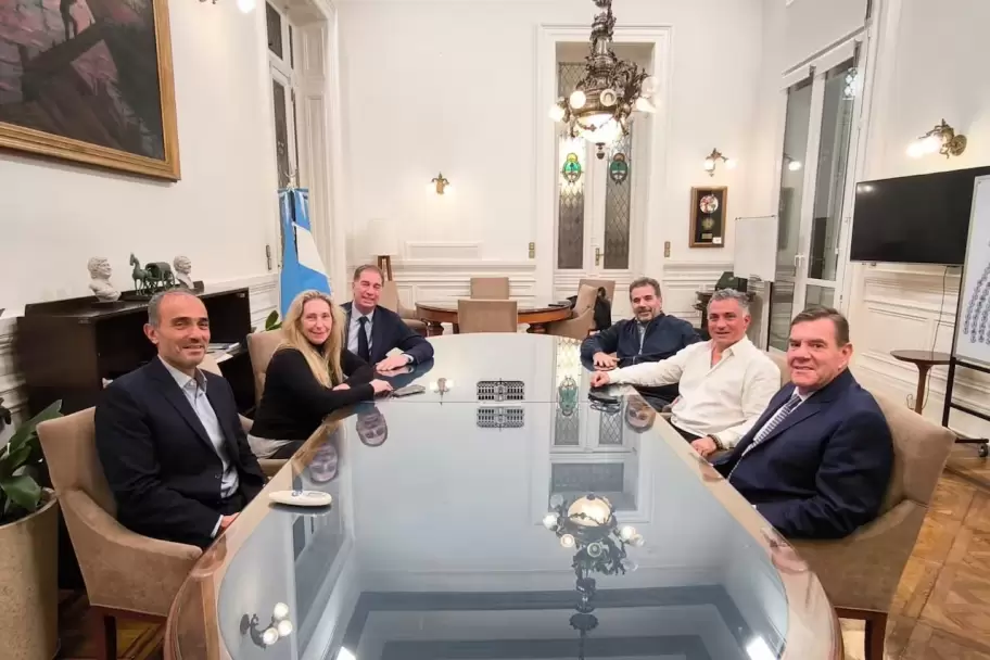 Lule Menem, Karina Milei, Diego Santilli, Cristian Ritondo, Sebastián Pareja y Guillermo Montenegro, en la negociación del frente bonaerense.