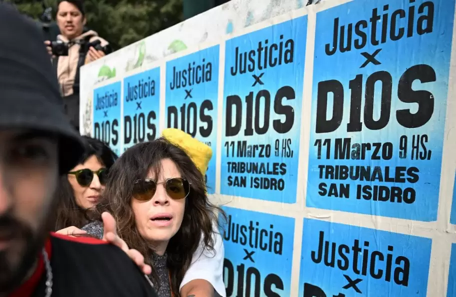 Las hermanas Maradona llegando al juicio por su padre