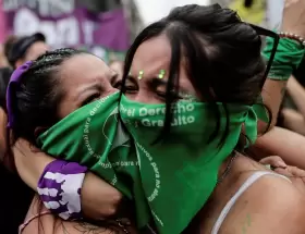El 30 de diciembre de 2020, se aprobó la ley de IVE en Argentina