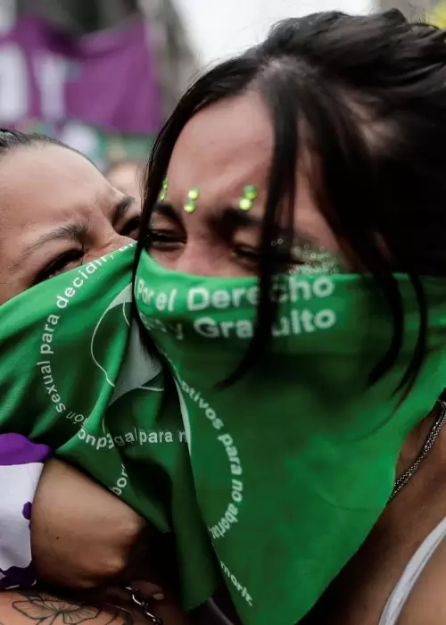 El 30 de diciembre de 2020, se aprobó la ley de IVE en Argentina