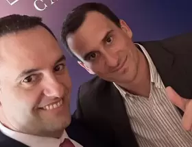 El vocero presidencial, Manuel Adorni, junto a Javier Lanari, a quien señaló como su "reemplazante natural".
