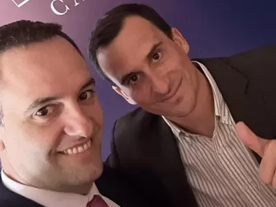 El vocero presidencial, Manuel Adorni, junto a Javier Lanari, a quien señaló como su "reemplazante natural".