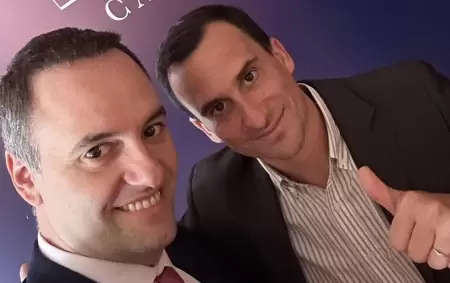 El vocero presidencial, Manuel Adorni, junto a Javier Lanari, a quien señaló como su "reemplazante natural".