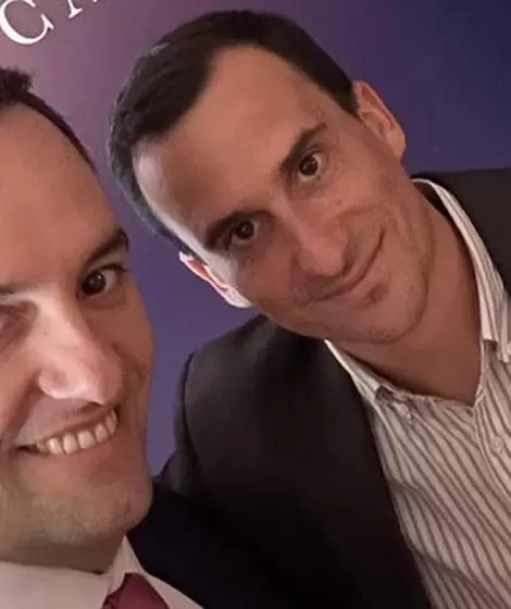 El vocero presidencial, Manuel Adorni, junto a Javier Lanari, a quien señaló como su "reemplazante natural".