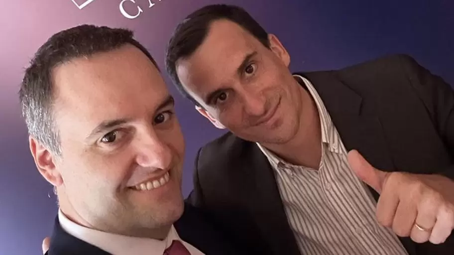 El vocero presidencial, Manuel Adorni, junto a Javier Lanari, a quien señaló como su "reemplazante natural".
