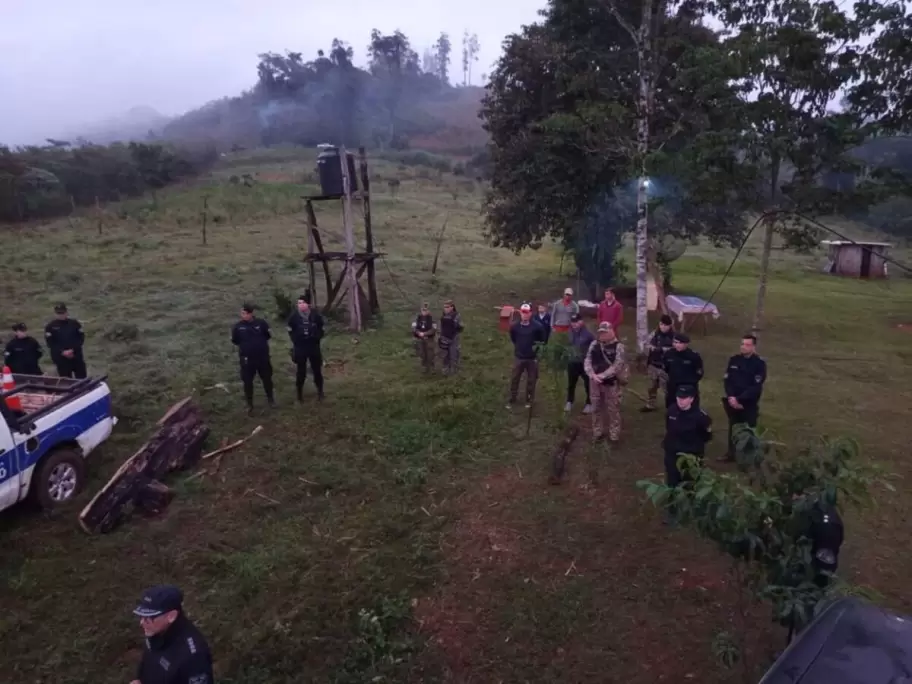 Más de 200 efectivos, drones con cámaras térmicas, canes rastreadores, patrullas montadas, buzos tácticos y grupos especial recorren el lugar.
