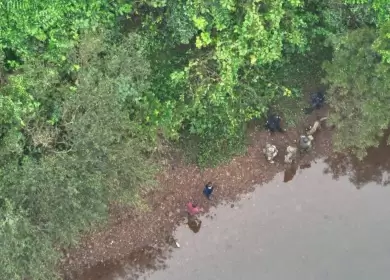 Más de 200 efectivos, drones con cámaras térmicas, canes rastreadores, patrullas montadas, buzos tácticos y grupos especial recorren el lugar.