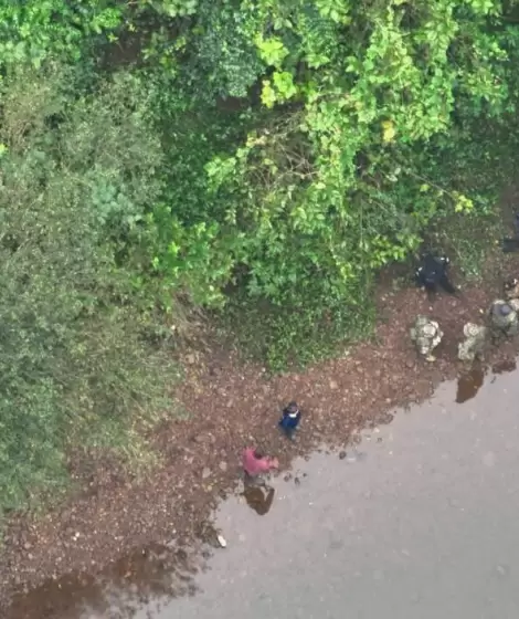Más de 200 efectivos, drones con cámaras térmicas, canes rastreadores, patrullas montadas, buzos tácticos y grupos especial recorren el lugar.
