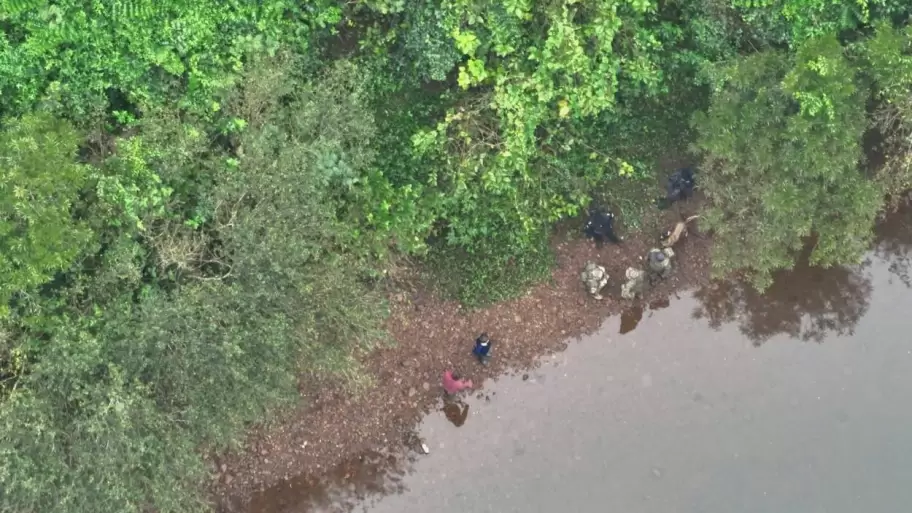 Más de 200 efectivos, drones con cámaras térmicas, canes rastreadores, patrullas montadas, buzos tácticos y grupos especial recorren el lugar.