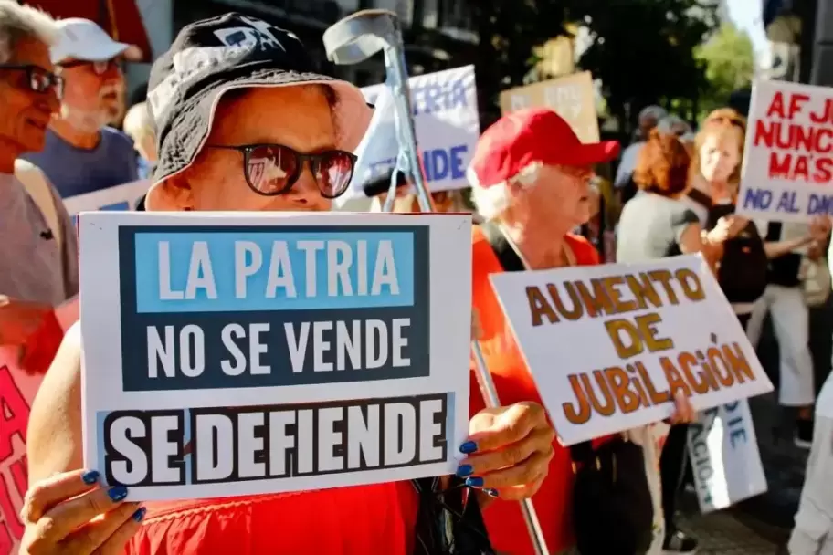 "La patria no se vende, se defiende": todos los miércoles los jubilados luchan por sus derechos