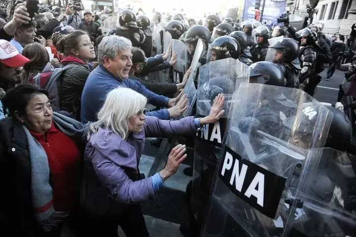 Jubilados marchan ante un Congreso blindado por las fuerzas de seguridad