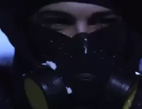 Thiago de Gran Hermano disfrazado de El Eternauta para su nuevo videoclip "Cuánto vale"