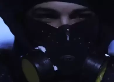 Thiago de Gran Hermano disfrazado de El Eternauta para su nuevo videoclip "Cuánto vale"