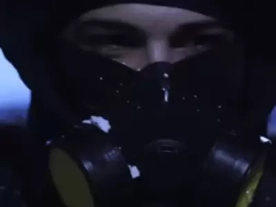 Thiago de Gran Hermano disfrazado de El Eternauta para su nuevo videoclip "Cuánto vale"