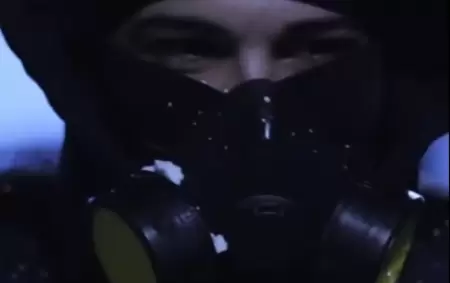 Thiago de Gran Hermano disfrazado de El Eternauta para su nuevo videoclip "Cuánto vale"