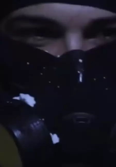 Thiago de Gran Hermano disfrazado de El Eternauta para su nuevo videoclip "Cuánto vale"