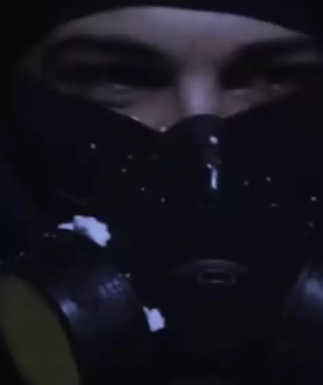Thiago de Gran Hermano disfrazado de El Eternauta para su nuevo videoclip "Cuánto vale"
