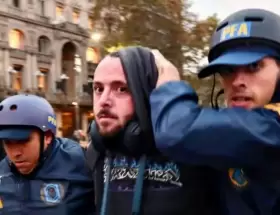 El fotógrafo Tomás Cuesta detenido en la última marcha de los jubilados.